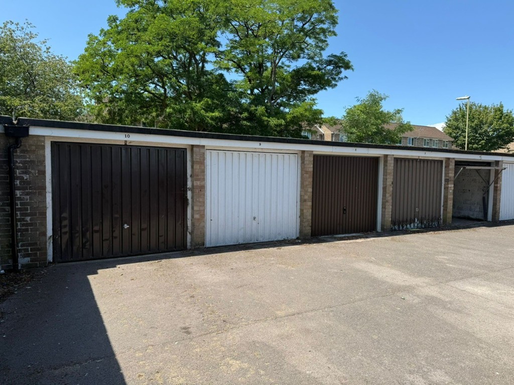 Lot: 35 - 19 LOCK-UP GARAGES FOR INVESTMENT - Garages 8-10